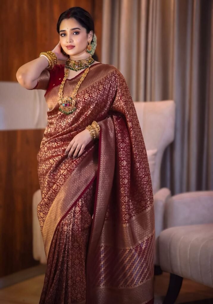 কাঞ্জিভরম ব্লাউজ পিস সহ ভাইরাল শাড়ি মেরুন + গোল্ডেন